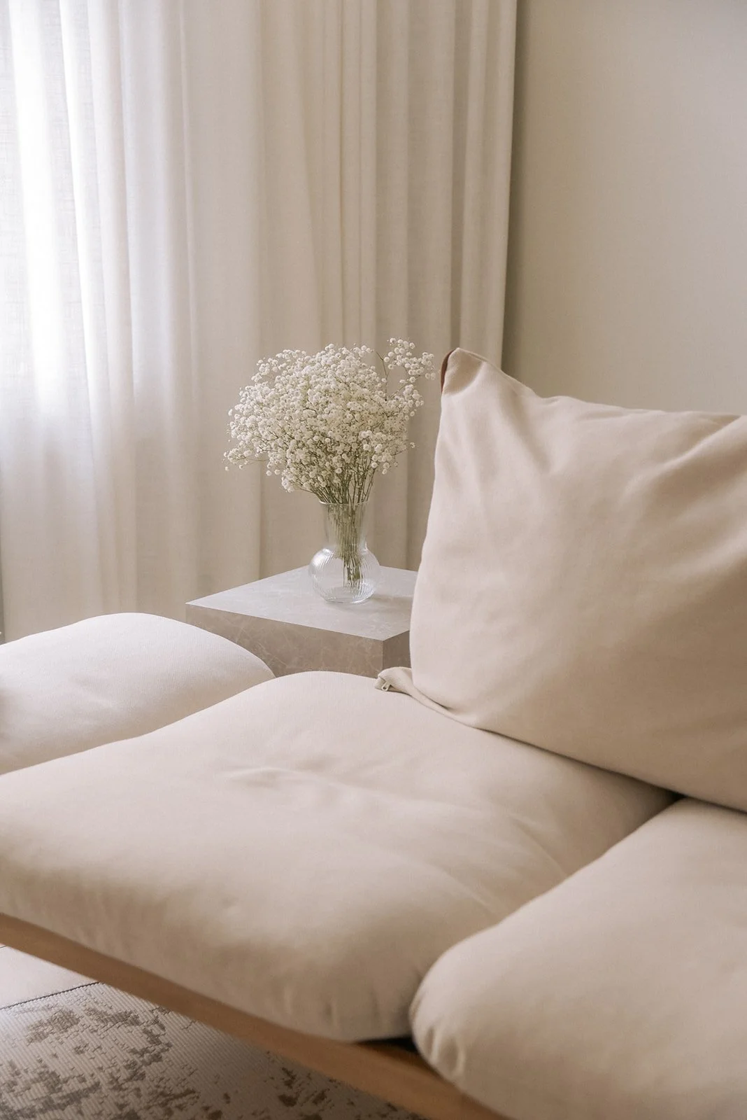 Harmoninen ja vaalea brändikuva doulan työpisteestä.