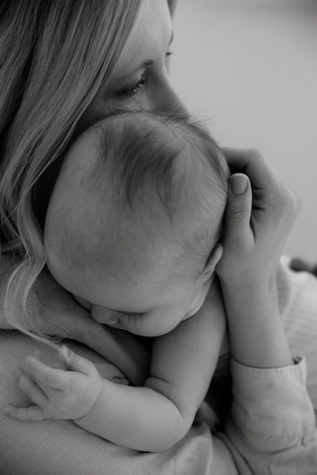 Heidi Väisänen valokuvaa studiollaan äiti- ja lapsikuvia.