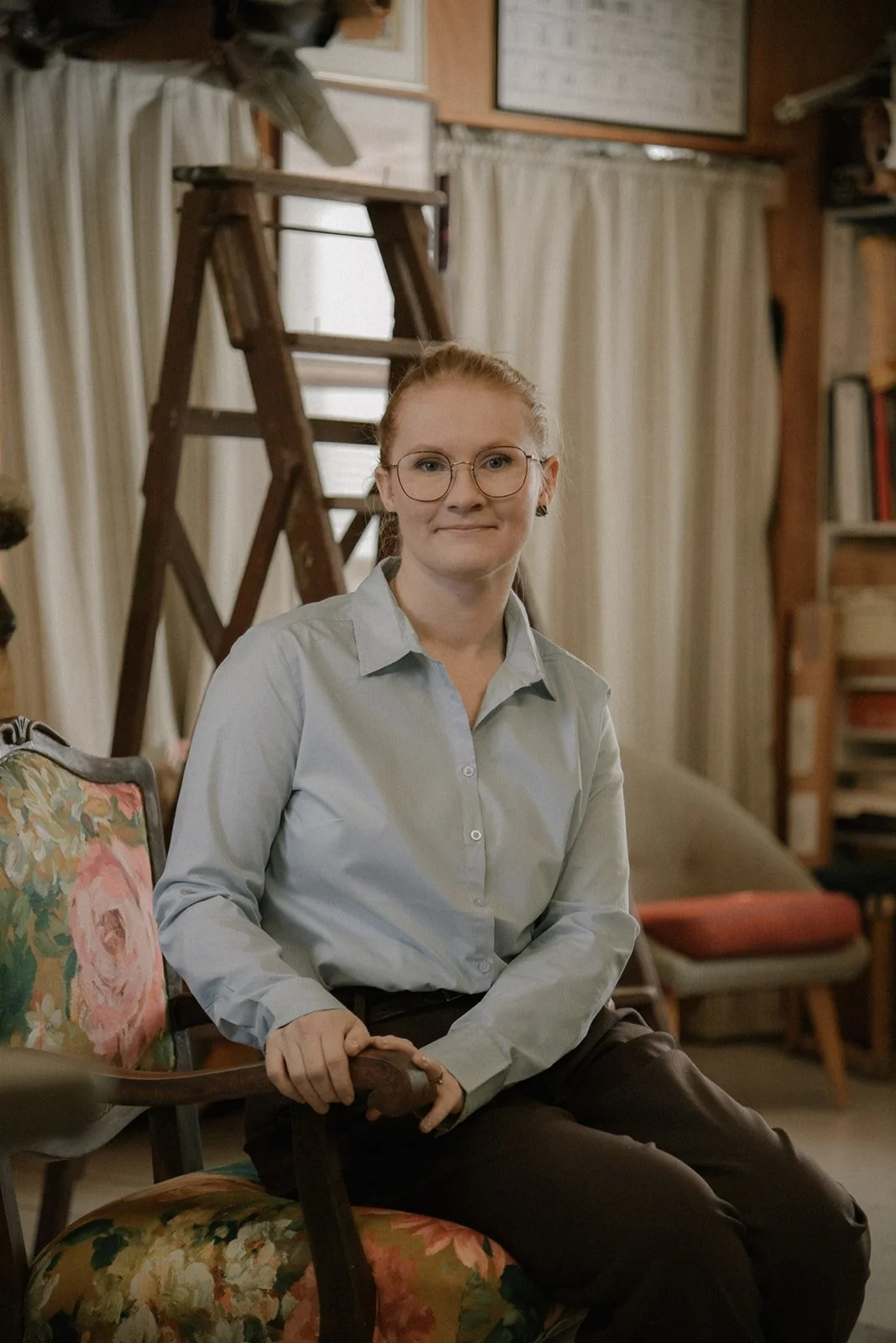 Muotokuva Verhoiluliike Eklundin yrittäjästä. Kuvannut henkilökuvaaja Heidi Väisänen.