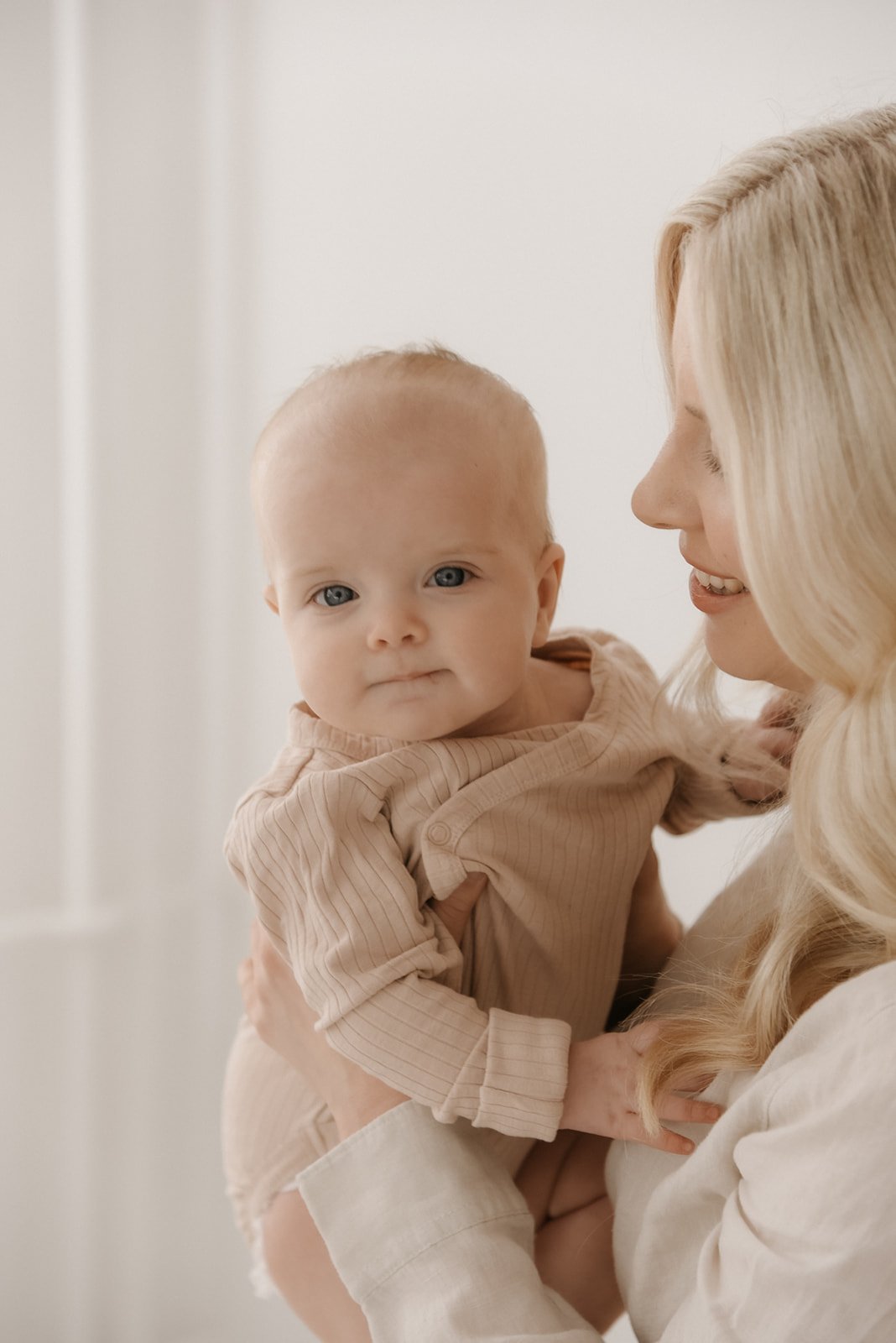 Äiti ja lapsi kuvattauna yhdessä.