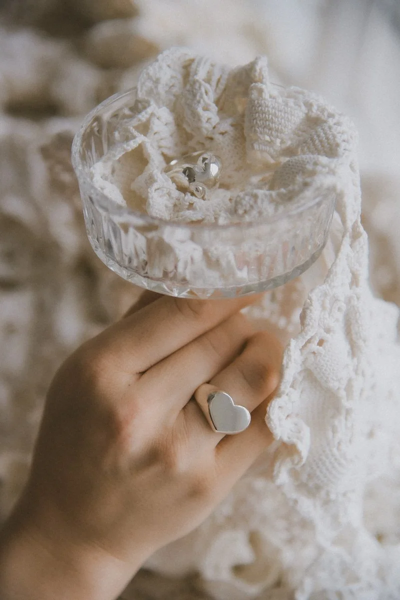 Vaalea ja seesteinen tuotekuva, jossa pitsiä ja koruja.