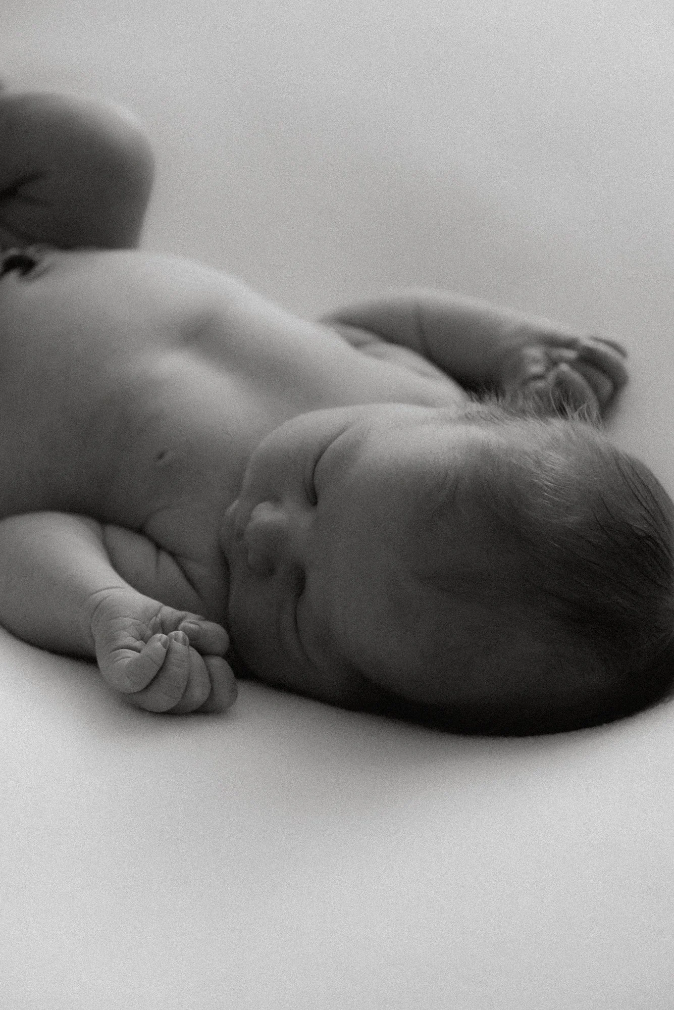 Vauvakuvaus järjestettynä luonnonvaloa tulvivassa studiossa.