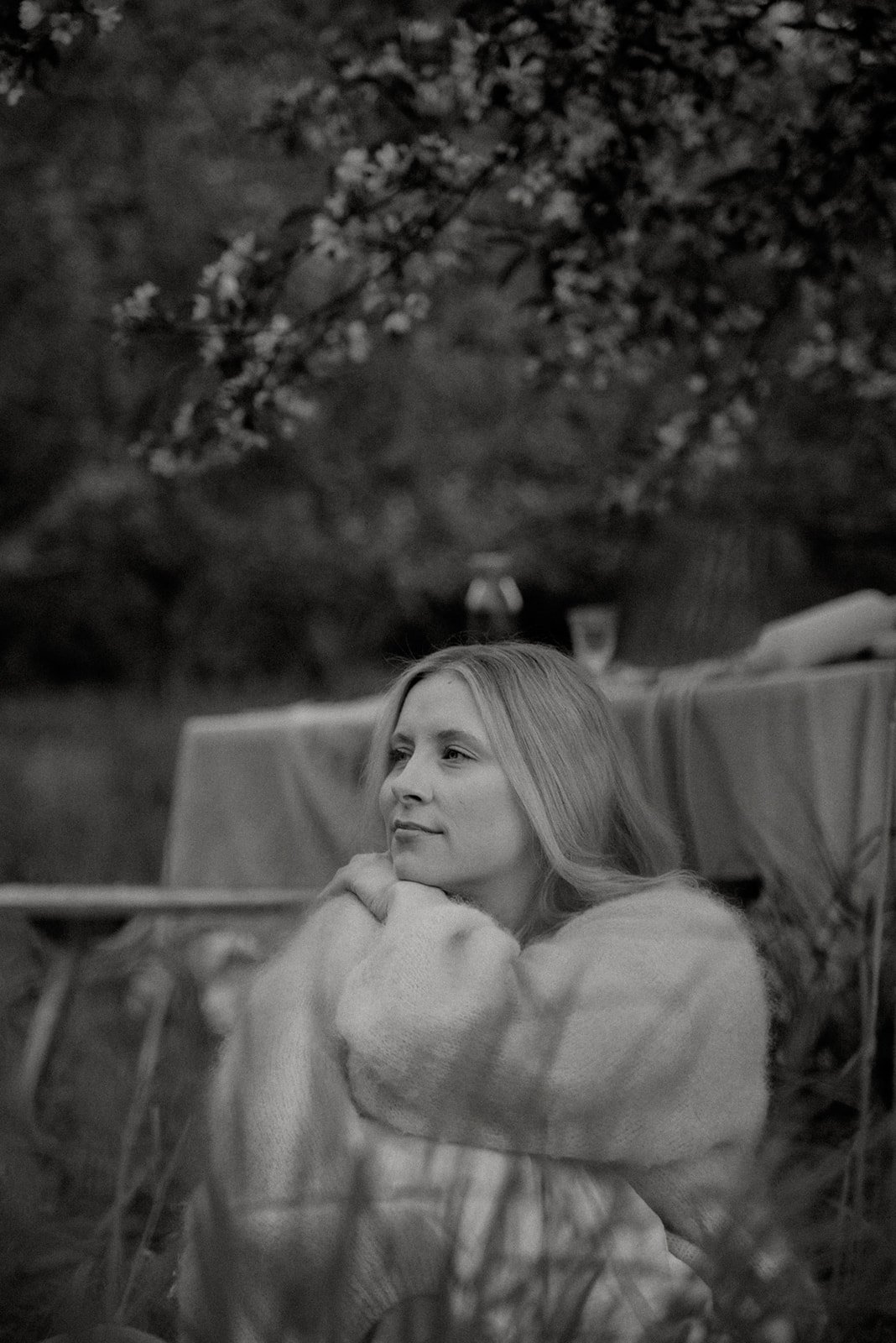 Brändikuvaus luontomaisessa. Kuvassa naisyrittäjä katsoo haaveillen eteensä.