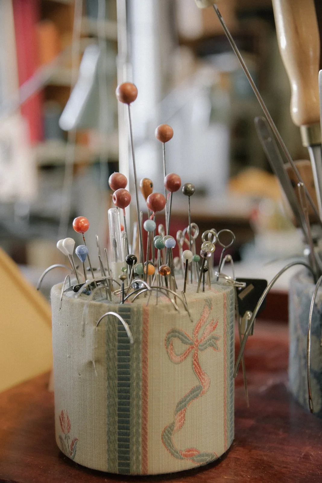 Verhoomon työkaluja läheltä kuvattuna.