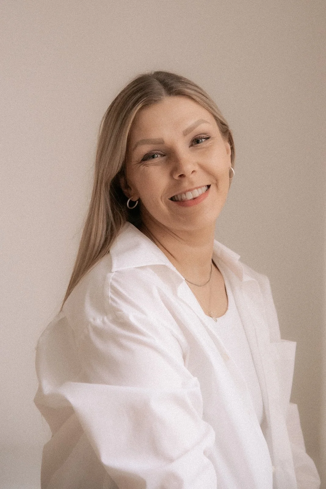 Henkilökuva Heartiven yrittäjästä. Kuvannut studiollaan yrityskuvaaja Heidi Väisänen.