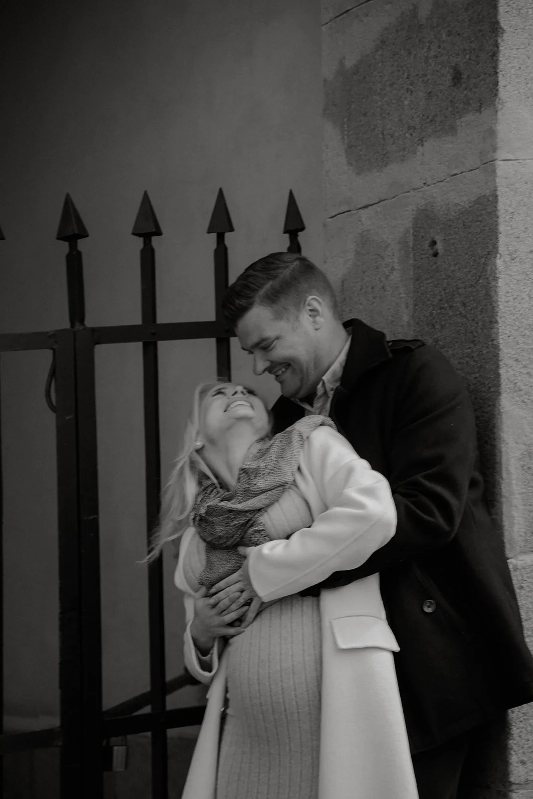 Pariskunta halaa toisiaan porttikongin edessä. Rakkauskuvaus Helsinki.