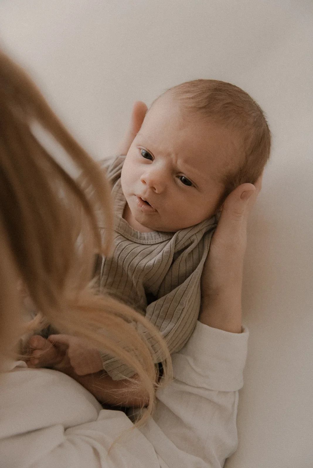 Vastasyntyneen kuvaus luonnonvaloa tulvivassa studiossa.