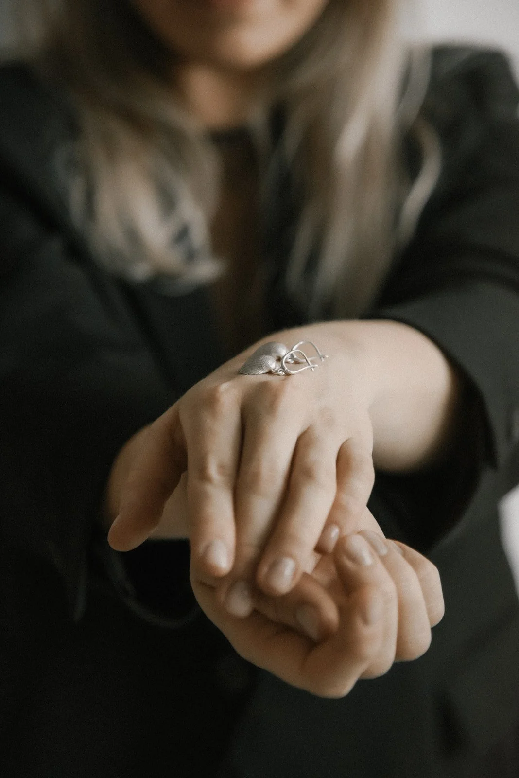 Tuotekuva korusta yrittäjän kädessä.