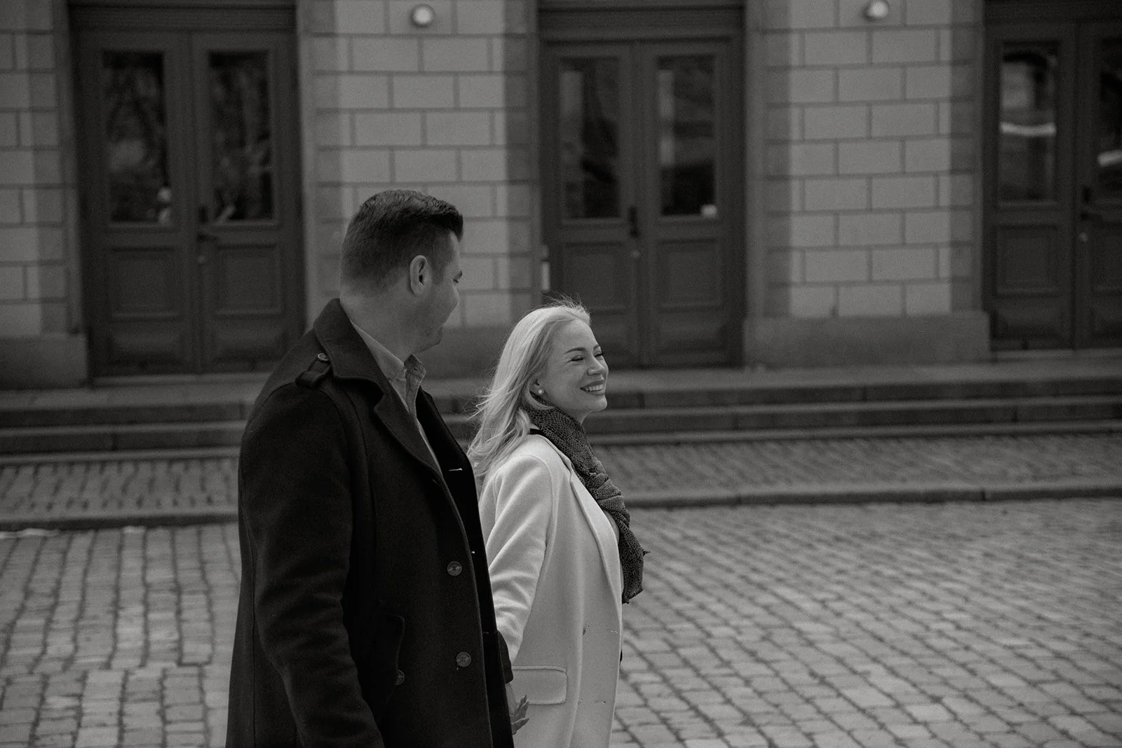 Iloinen pariskunta kaupungilla. Pariskuntakuvaus Helsinki.