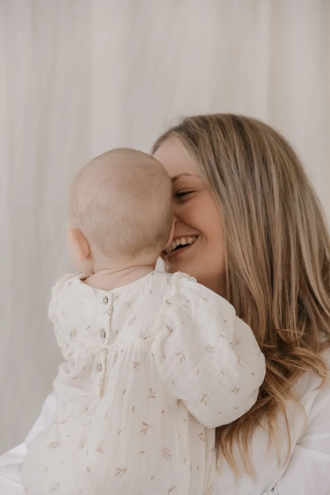 Heidi Väisäsen toteuttamat äiti ja lapsi -kuvaukset studiolla.