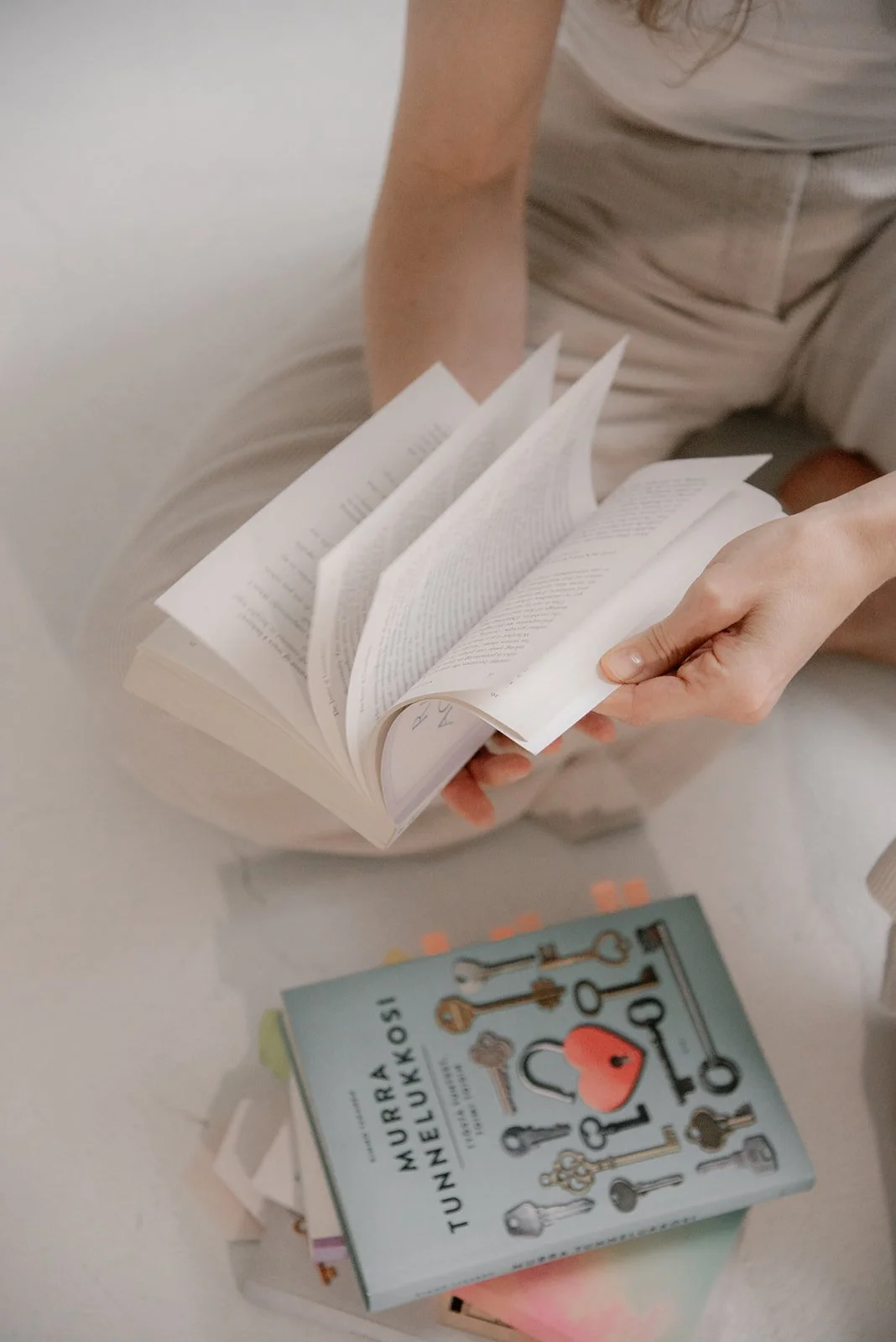 Vaumiin brändikuvaus, yrittäjä selaa kirjaa.