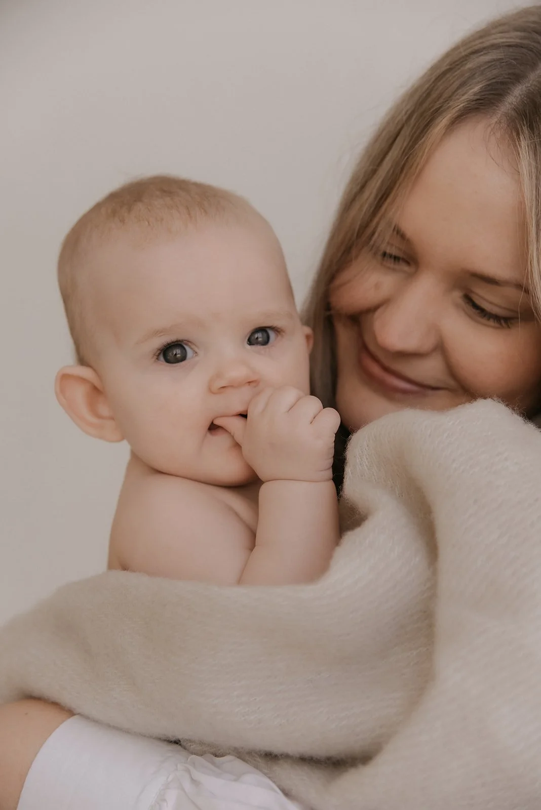 Iloinen vauva ja äiti lähikuvassa.