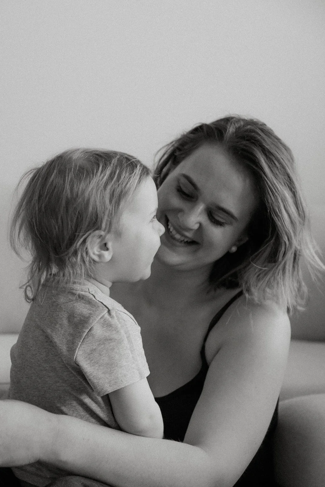 Äiti ja lapsi muotokuvassa. Perhekuvaus kotona.