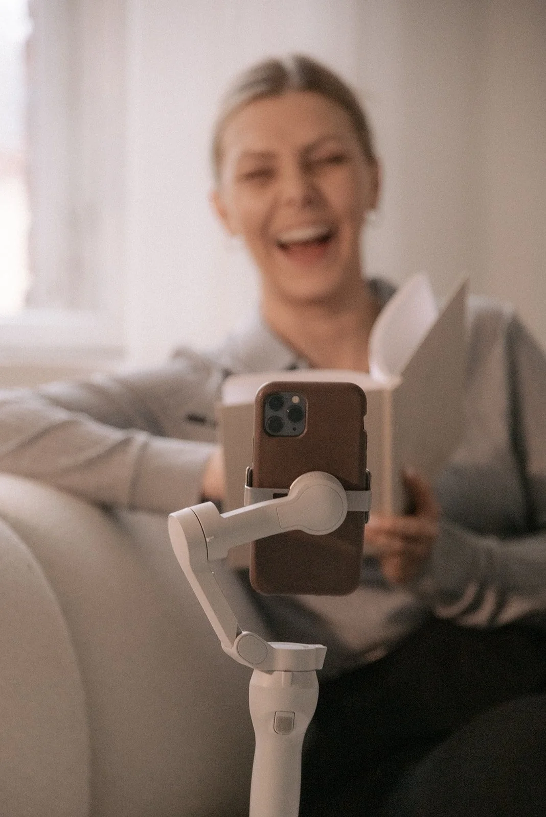 Heartiven brändikuvaus, yrittäjä iloisena etätapaamisessa kännykkäkameralla.