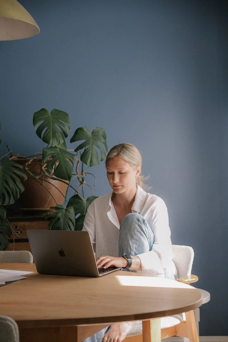 Neam Societyn brändikuvaus, yrittäjä tekee töitä läppärillä.