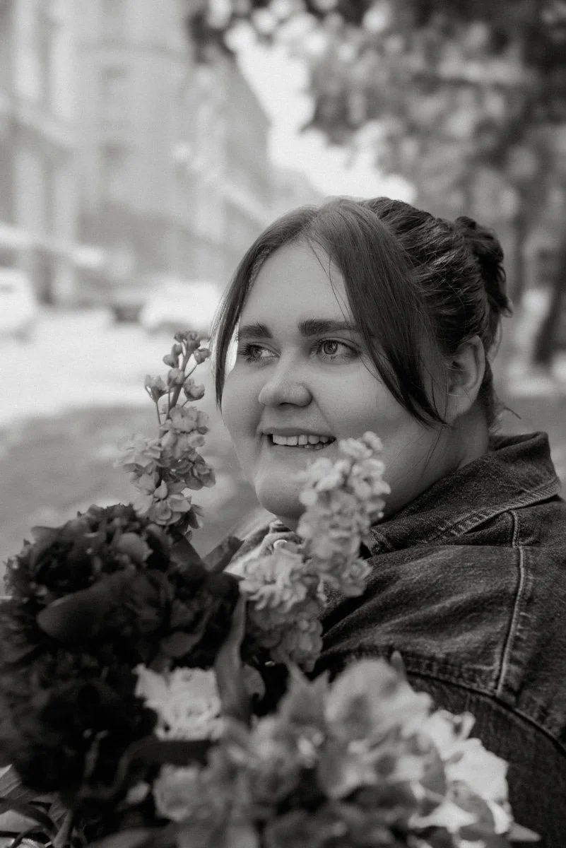 Henkilökuva iloisesta Bakerikan yrittäjästä. Kuvannut valokuvaaja Heidi Väisänen.