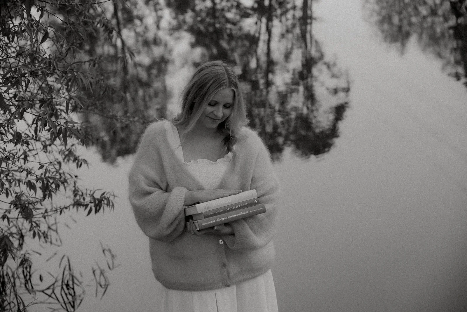 Mustavalkoinen henkilökuva doula Jutta Alasesta luontomaisemassa. Kuvannut Heidi Väisänen.
