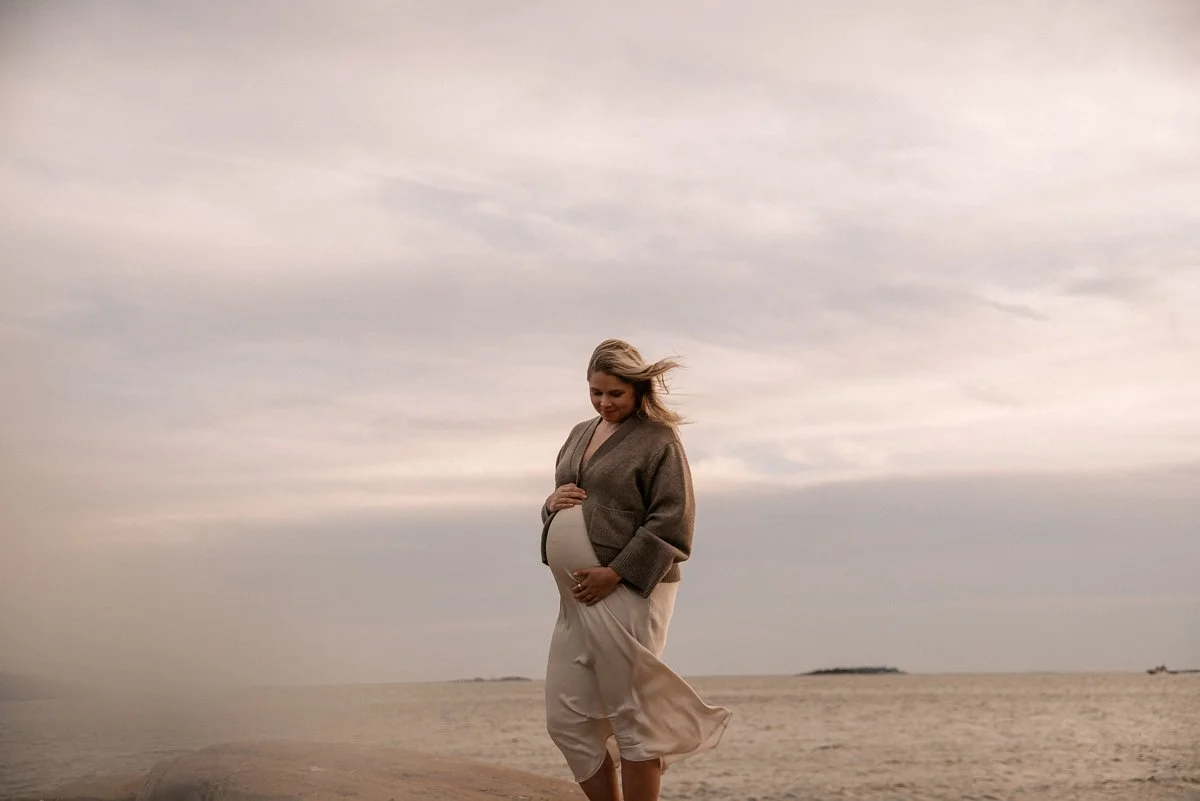 Seesteinen tunnelma odotusajankuvauksessa veden äärellä. Kuvannut Heidi Väisänen.