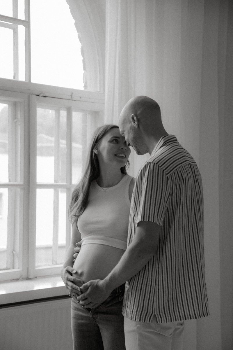 Odotuskuvaus studiolla. Kuvan on ottanut raskausajankuvaaja Heidi Väisänen.