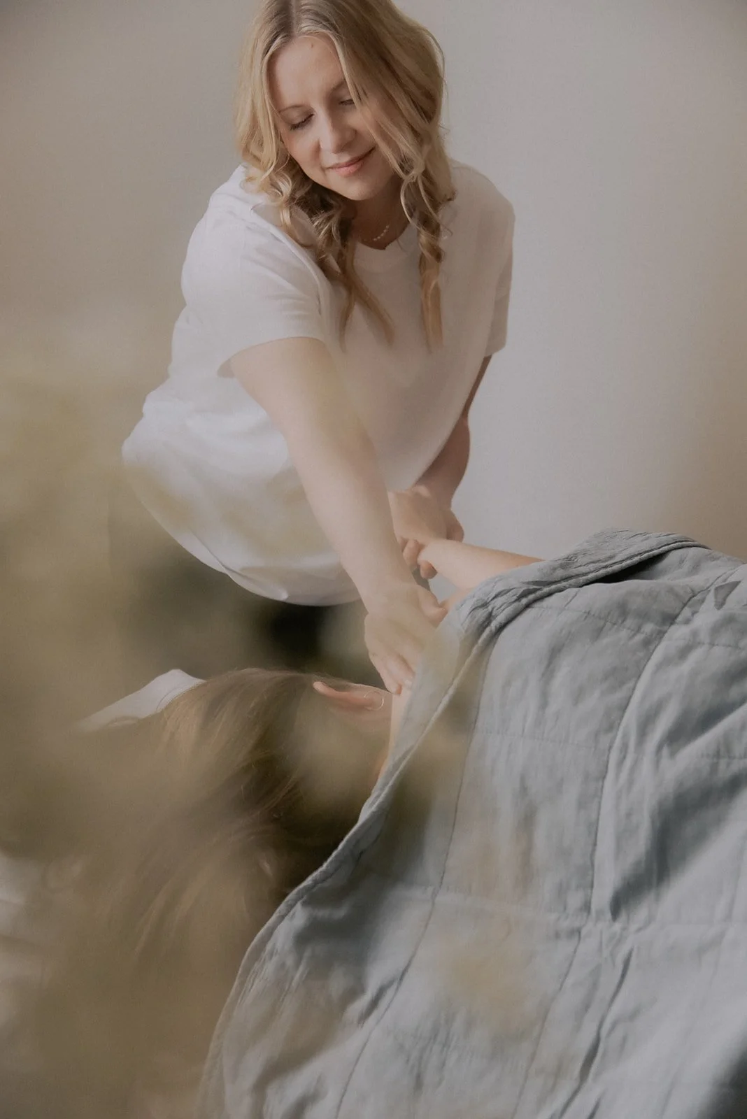 Doula Jutta Alasen brändikuvaus. Doula hoitaa asiakasta.