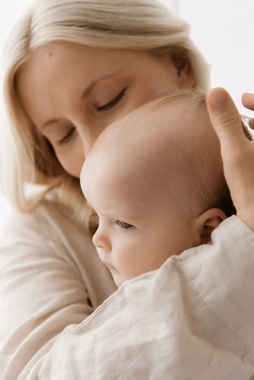 Lapsi äidin hellässä syleilyssä.