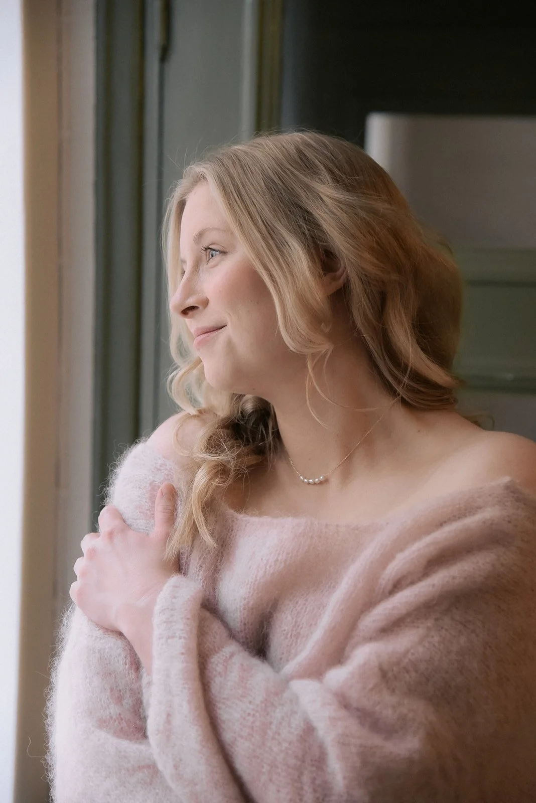 Luonnonvalossa toteutetut brändikuvaukset. Yrittäjä katsoo ikkunasta ulos.