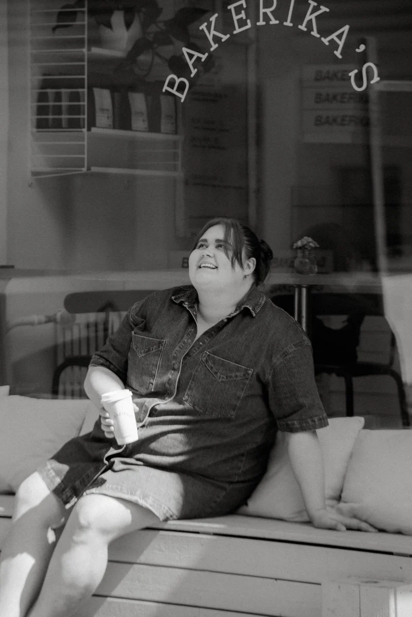 Iloinen yrittäjä oman liiketilansa edessä. Brändikuvaus Helsinki.