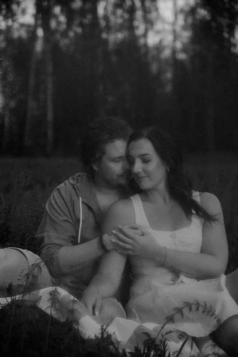 Mustavalkoinen kuva, jossa pariskunta halaa toisiaan lempeästi. Pariskuntakuvaus Espoo.