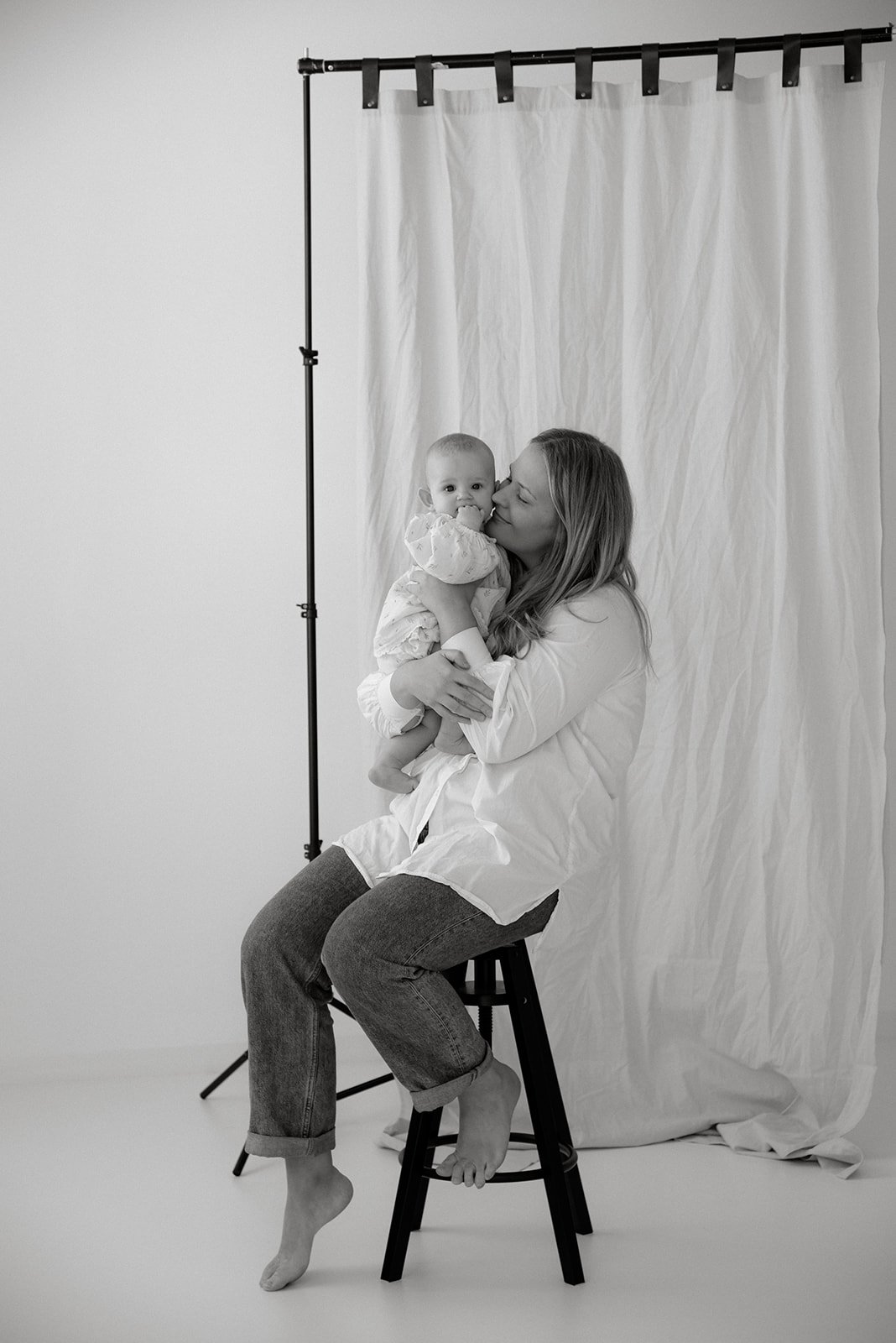 Äiti ja lapsi kuvattavana valokuvausstudiossa.