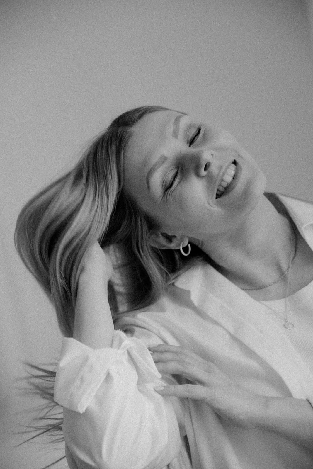 Mustavalkoinen henkilökuva Heartiven yrittäjästä. Kuvannut brändikuvaaja Heidi Väisänen.