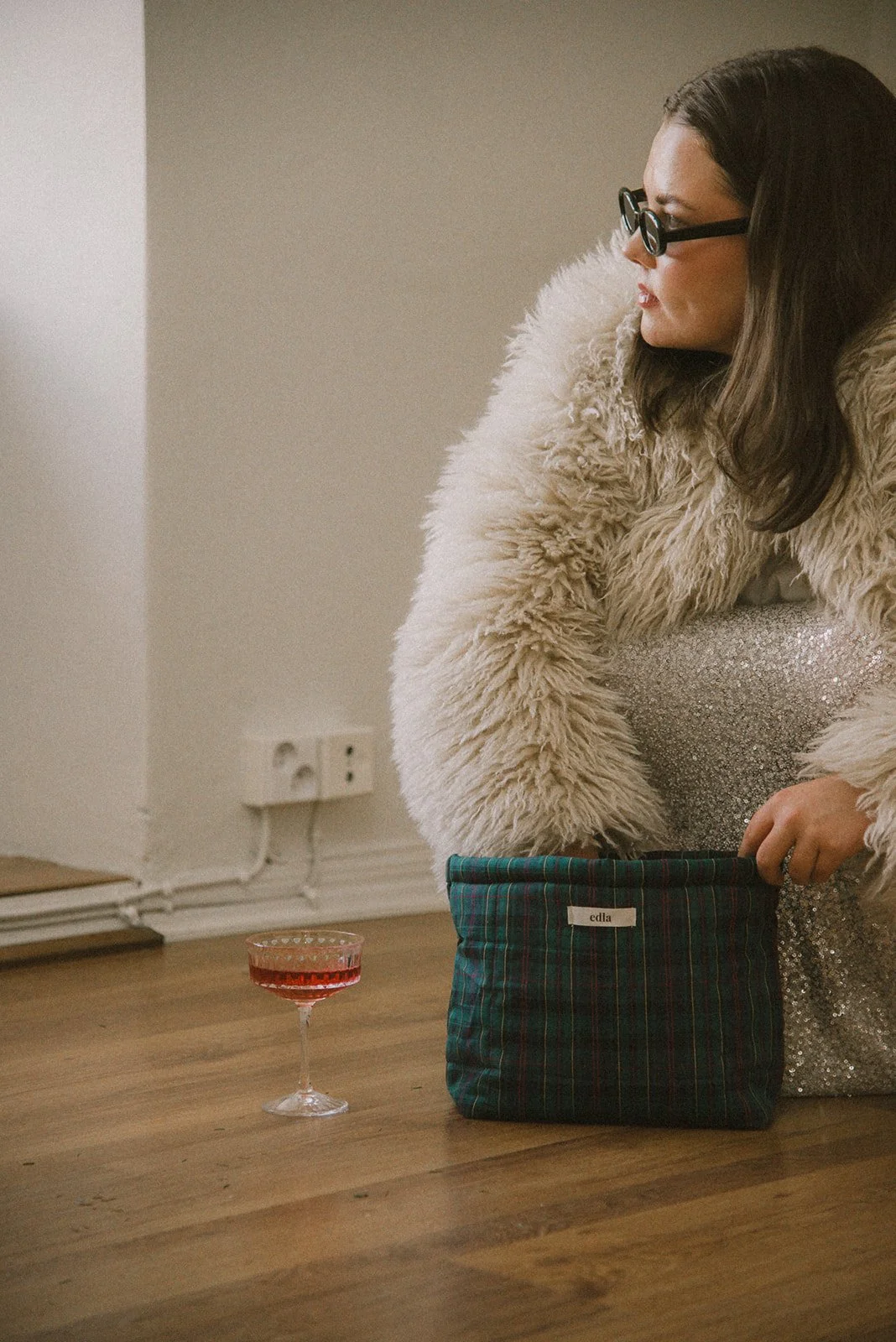 Edlan yrittäjä kaivaa brändin meikkipussia. Yrityskuvaus Helsinki.