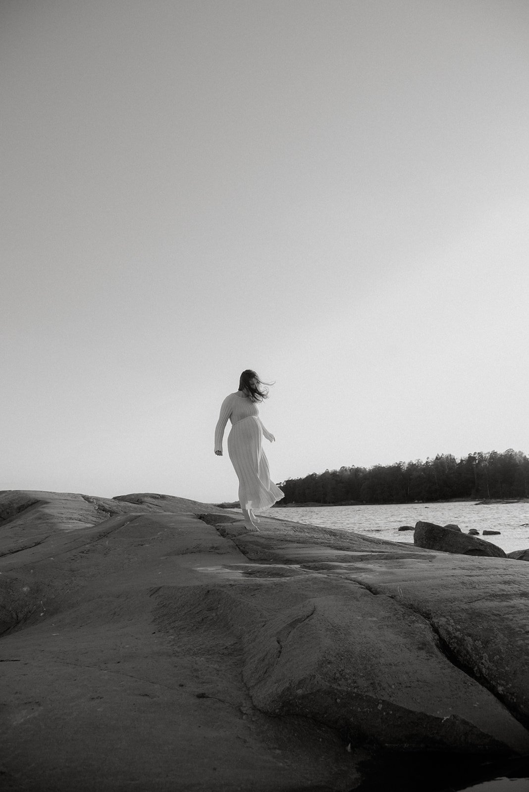 Odotuskuva luonnossa pehmeässä valossa.