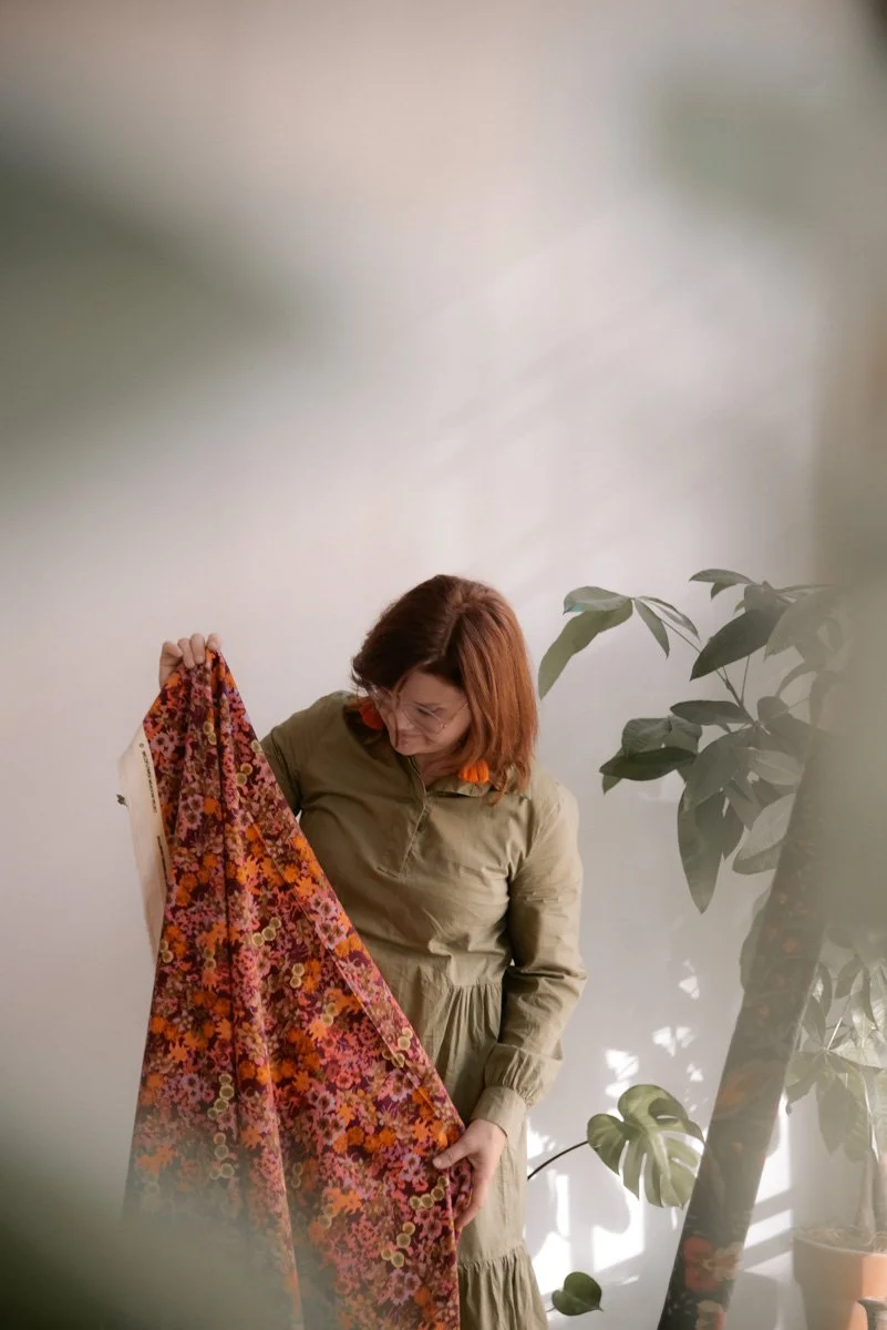 Verhoomo Vanhan Viehätys brändikuvaus, yrittäjä Virve Taljavirta pitelee käsissään värikästä kangasta.