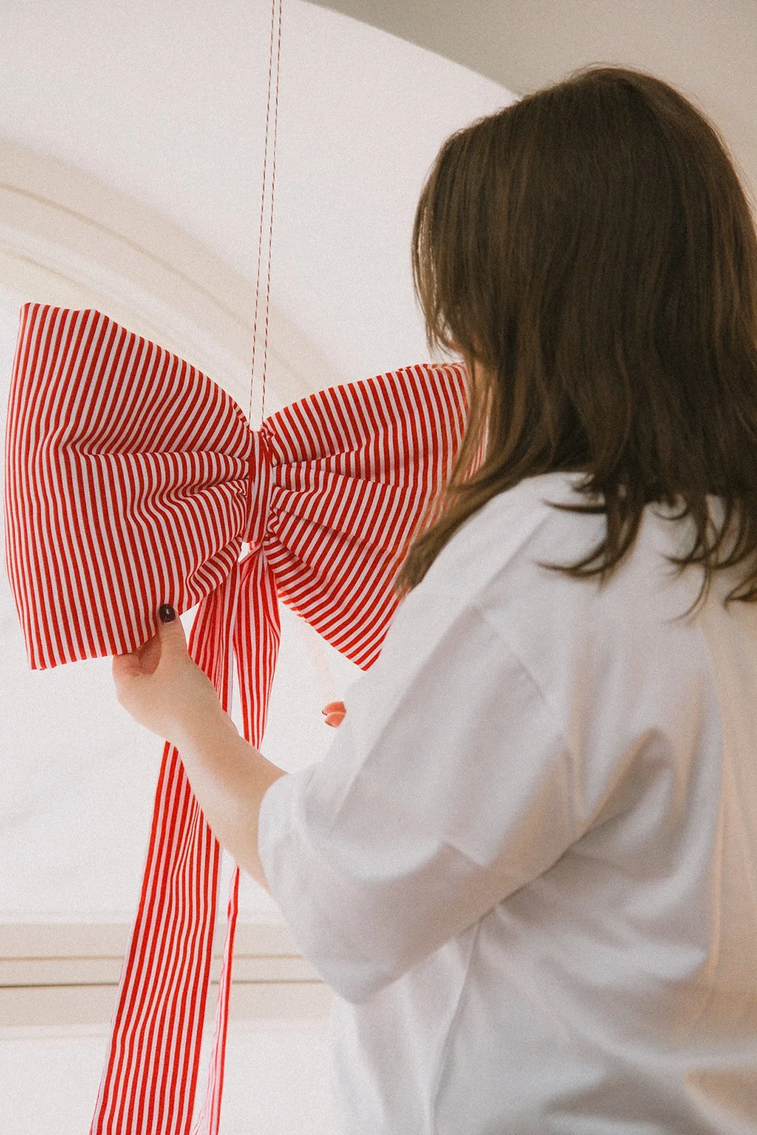 Tuotekuva Edlan rusetista, jota yrittäjä asettelee ikkunaan.