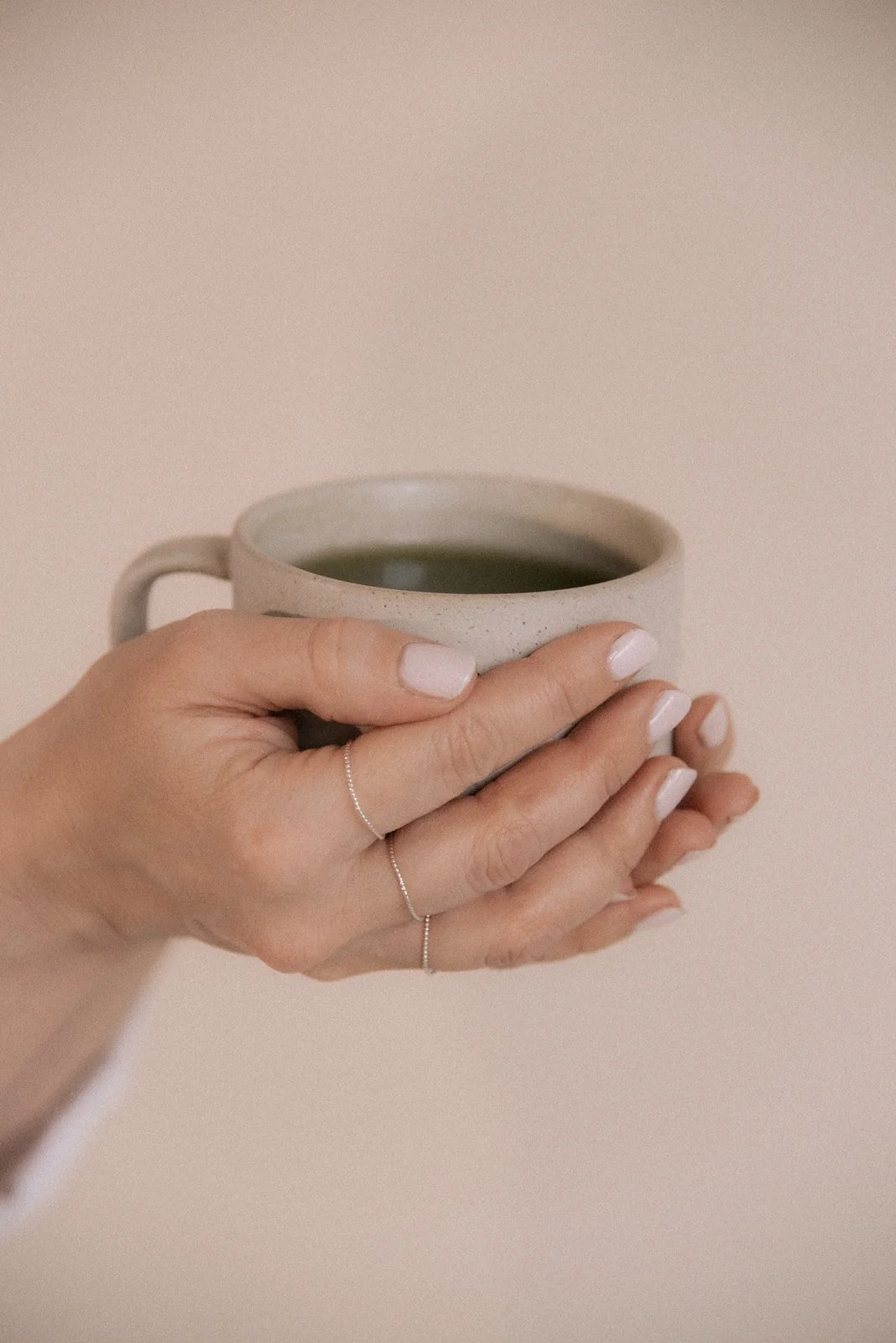 Heartiven brändikuvaus, yrittäjä Terhin käsissä höyryävä kahvikuppi.