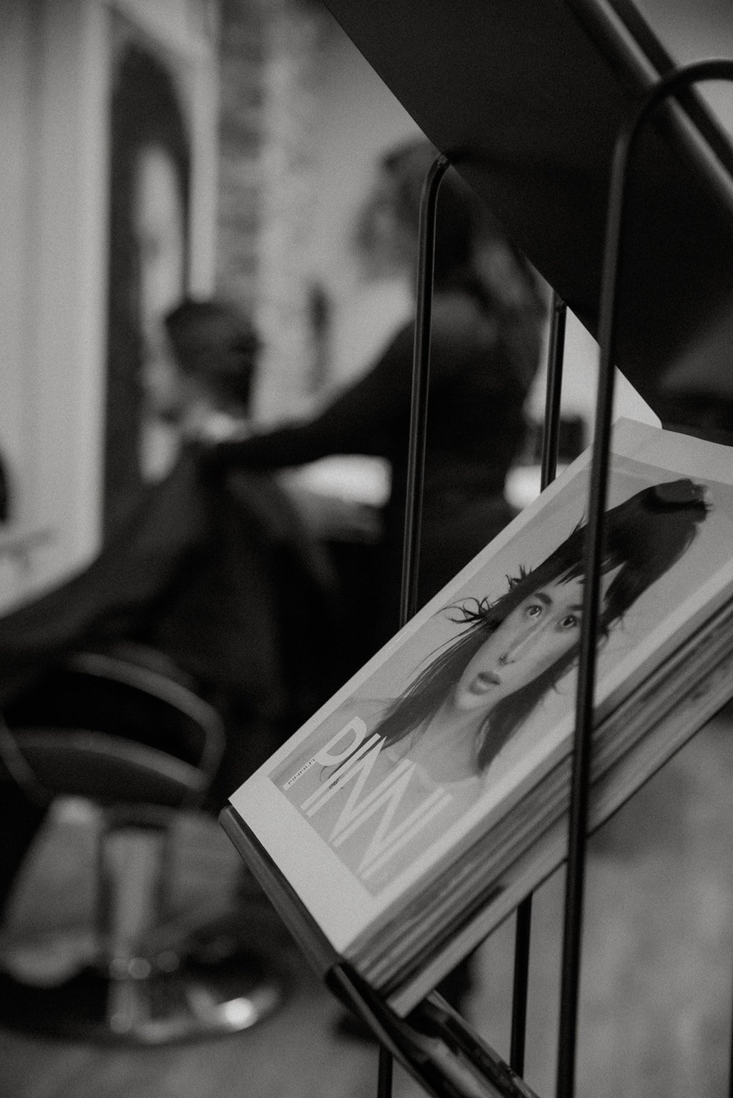 Mustavalkoinen otos kampaamossa.