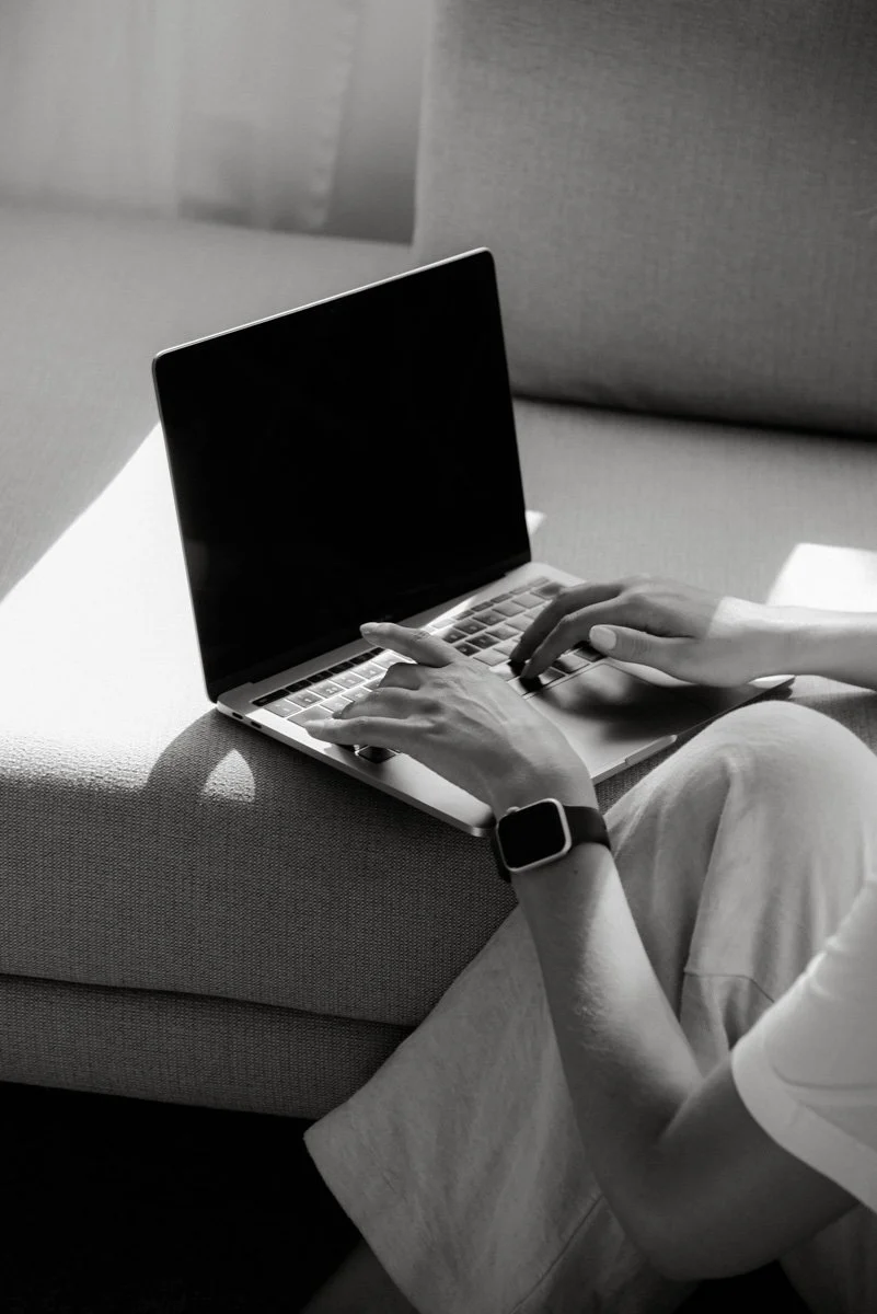 Neam Societyn brändikuvaus, yrittäjä näpyttelee tietokonetta.