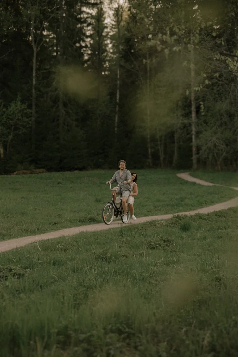 Rakastunut pari pyöräilemässä kesämaisemassa. Pariskuntakuvaus Lauttasaari.