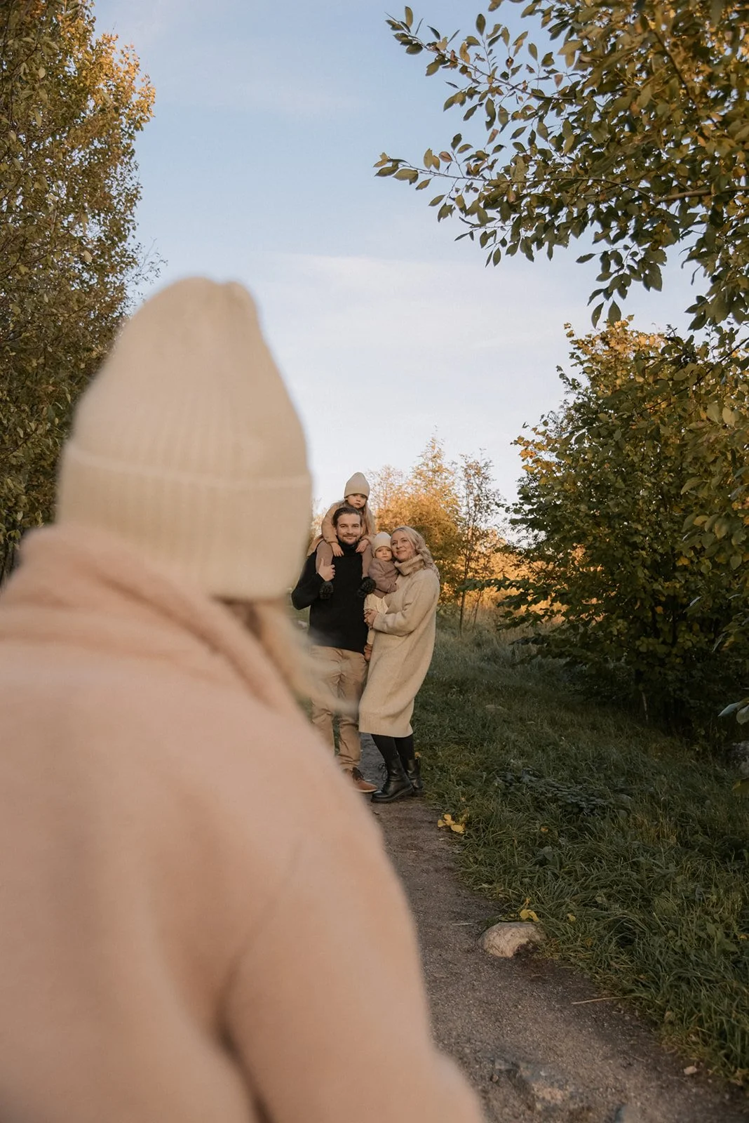 Perhekuvaus luontomaisemassa