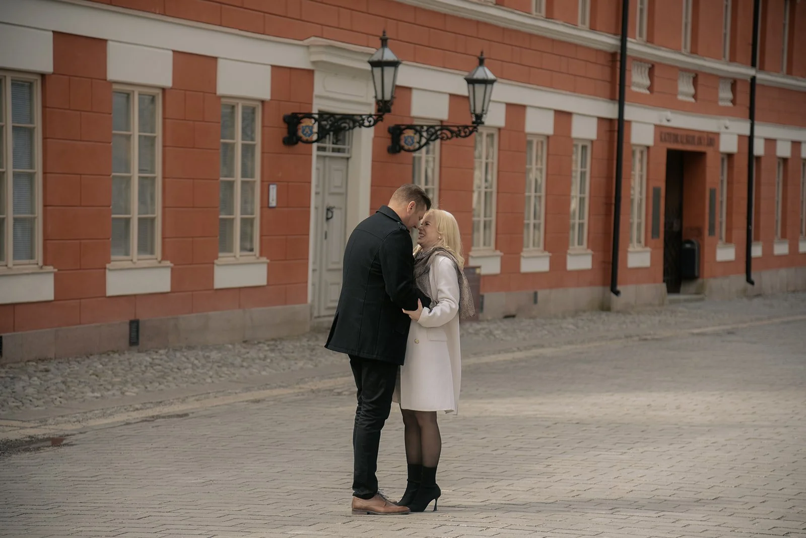 Nainen ja mies seisovat kadulla. Pariskuntakuvaus Helsinki.