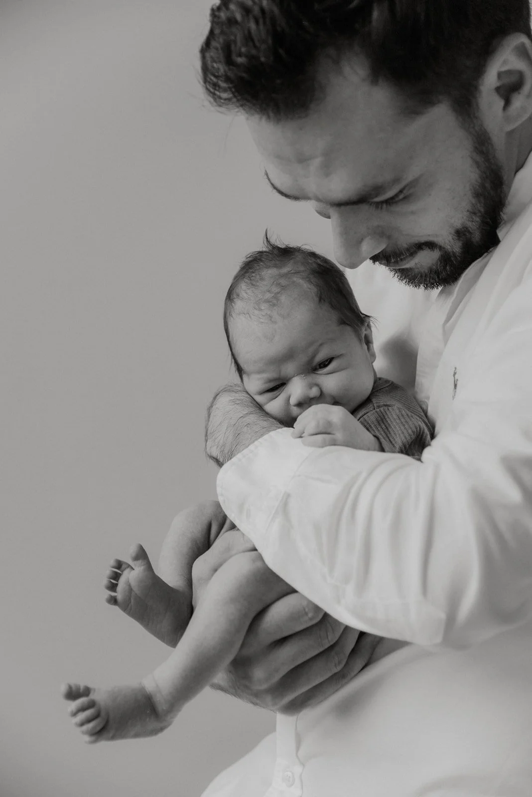 Vastasyntyneen ensi hetkiä. Vauvakuvaus Vantaa.