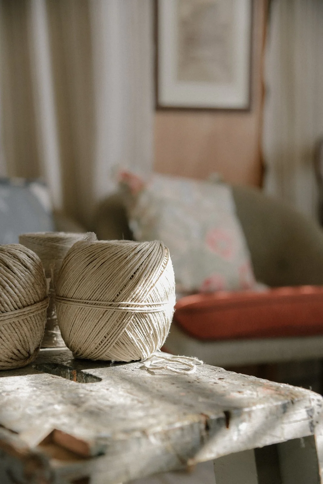 Luonnonvalossa kylpevät lankakerät verhoomoliike Eklundin tiloissa.