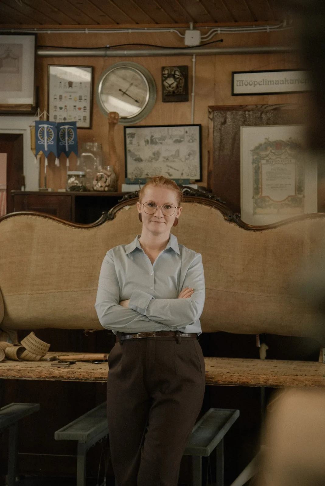 Verhoiluliike Eklundin brändikuvaus, yrittäjä Ida Eklund katsoo suoraan kameraan.