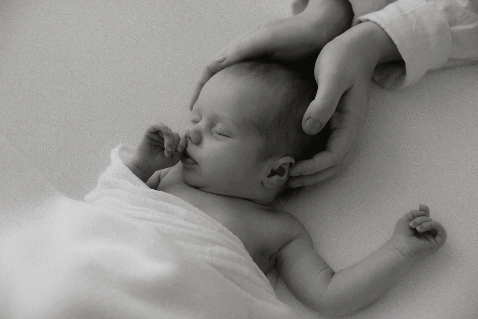 Vastasyntyneen kuvaus, nukkuva vauva.
