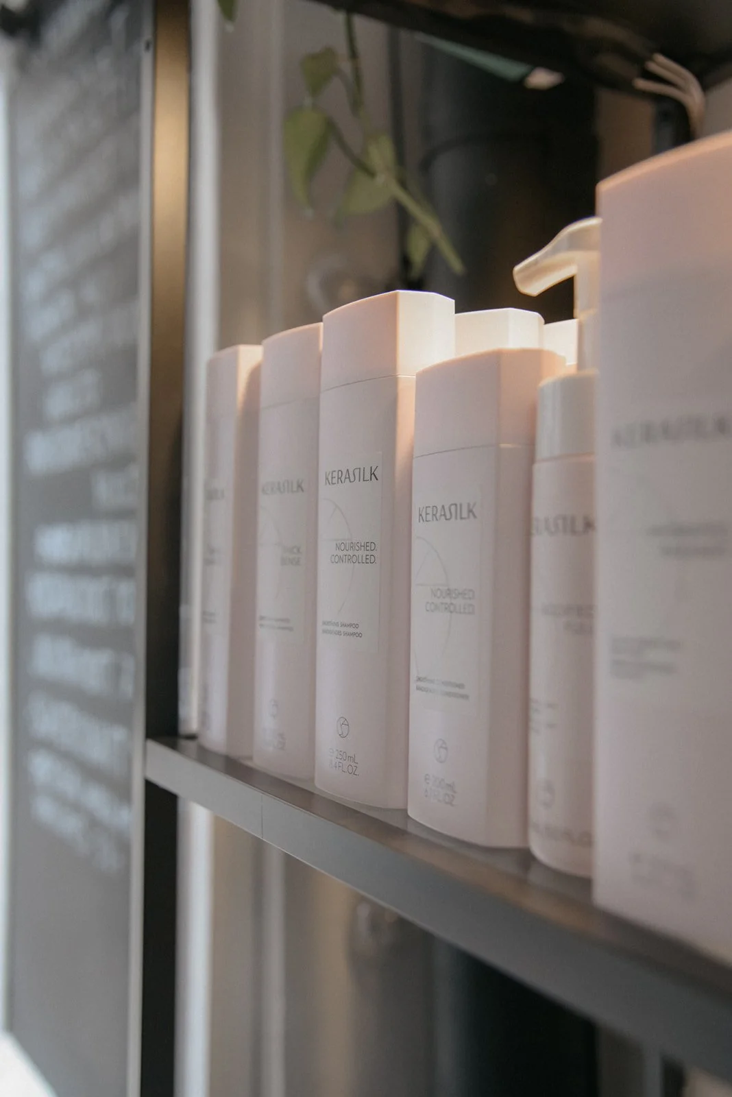 Tuotekuva kampaamon tuotteista.