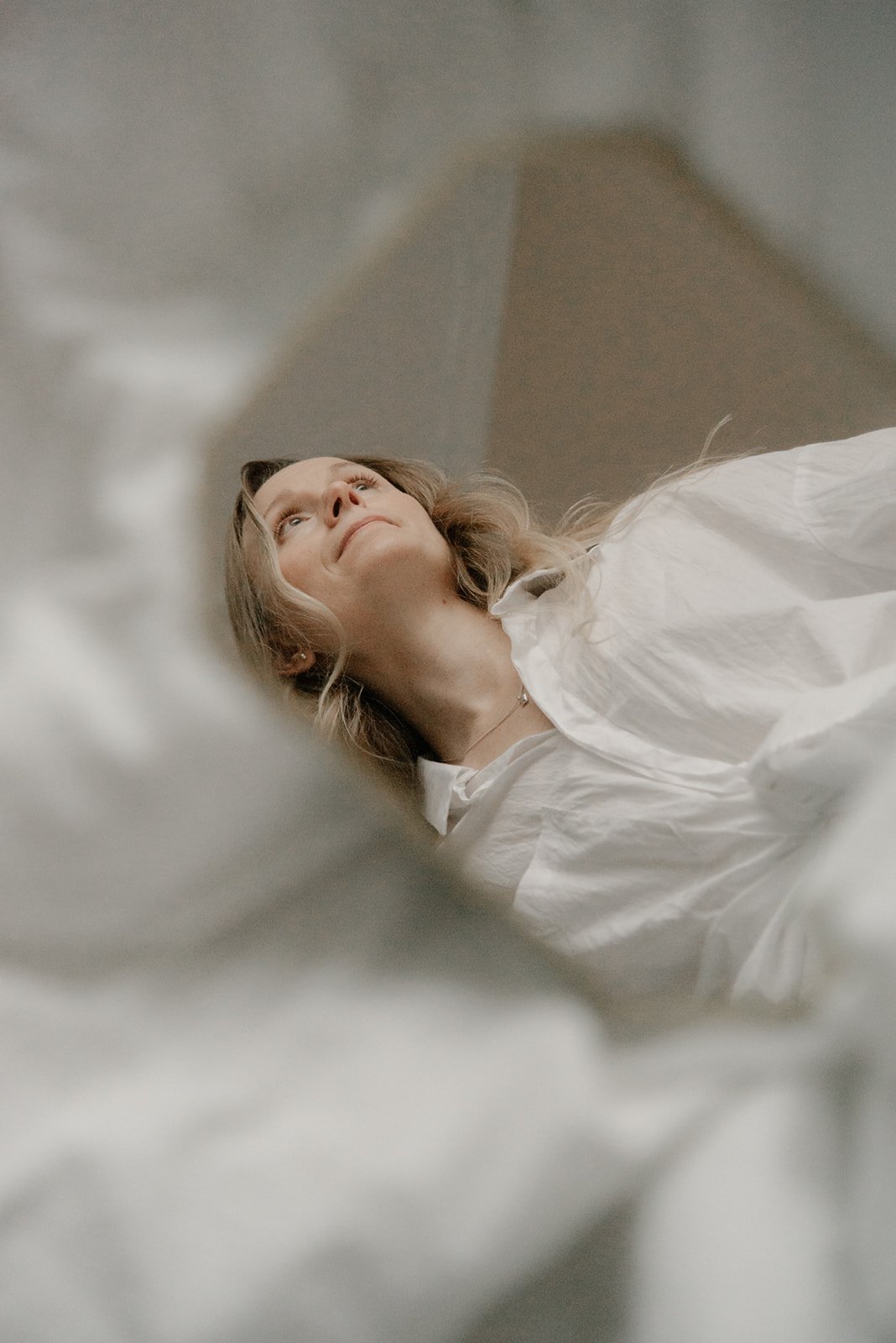 Vaumiin yrityskuvaus. Alaviistosta otettu kuva hyvinvointialanyrittäjästä.