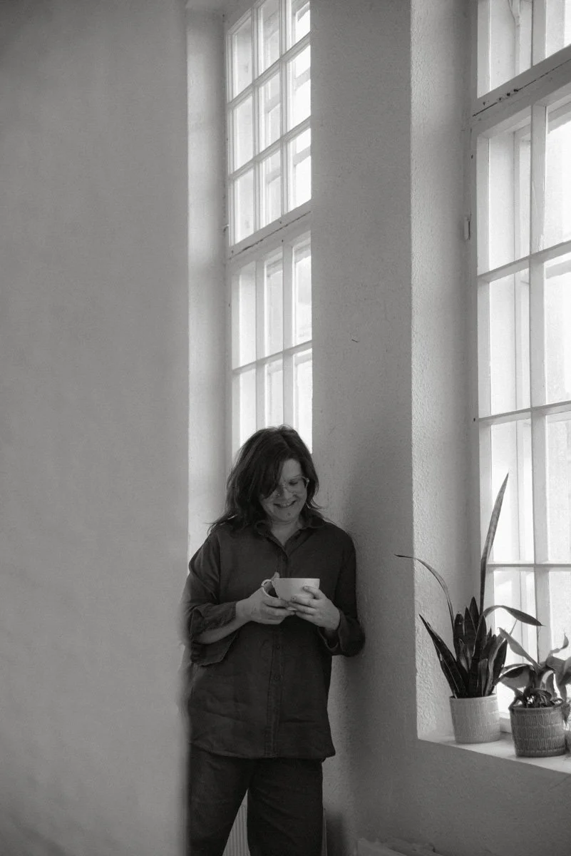 Mustavalkoinen henkilökuva yrittäjä Virve Taljavirtasta. Kuvannut yrityskuvaaja Heidi Väisänen.