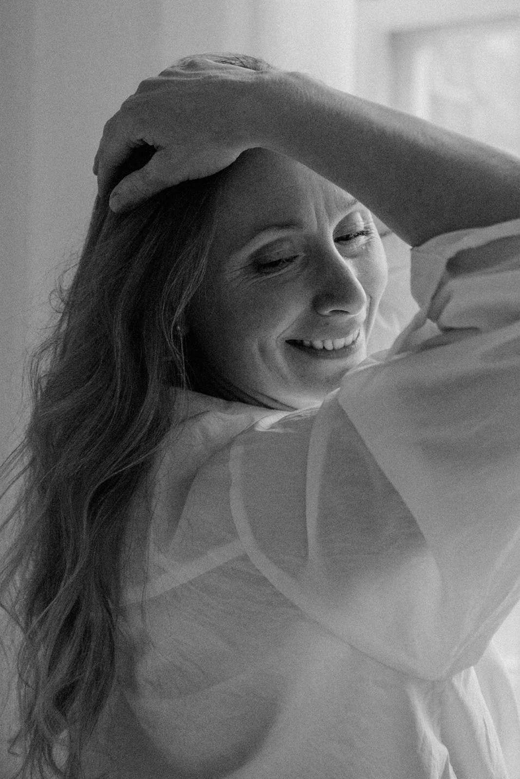 Mustavalkoinen henkilökuva hymyilevästä Vaumiin yrittäjästä. Kuvannut yrityskuvaaja Heidi Väisänen.