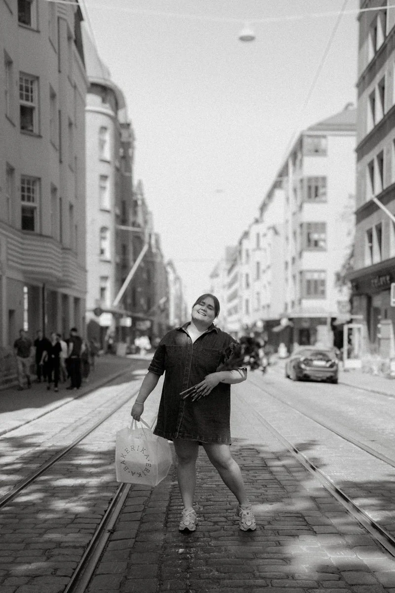 Naisyrittäjä kuvattavana kaupunkimiljöössä.