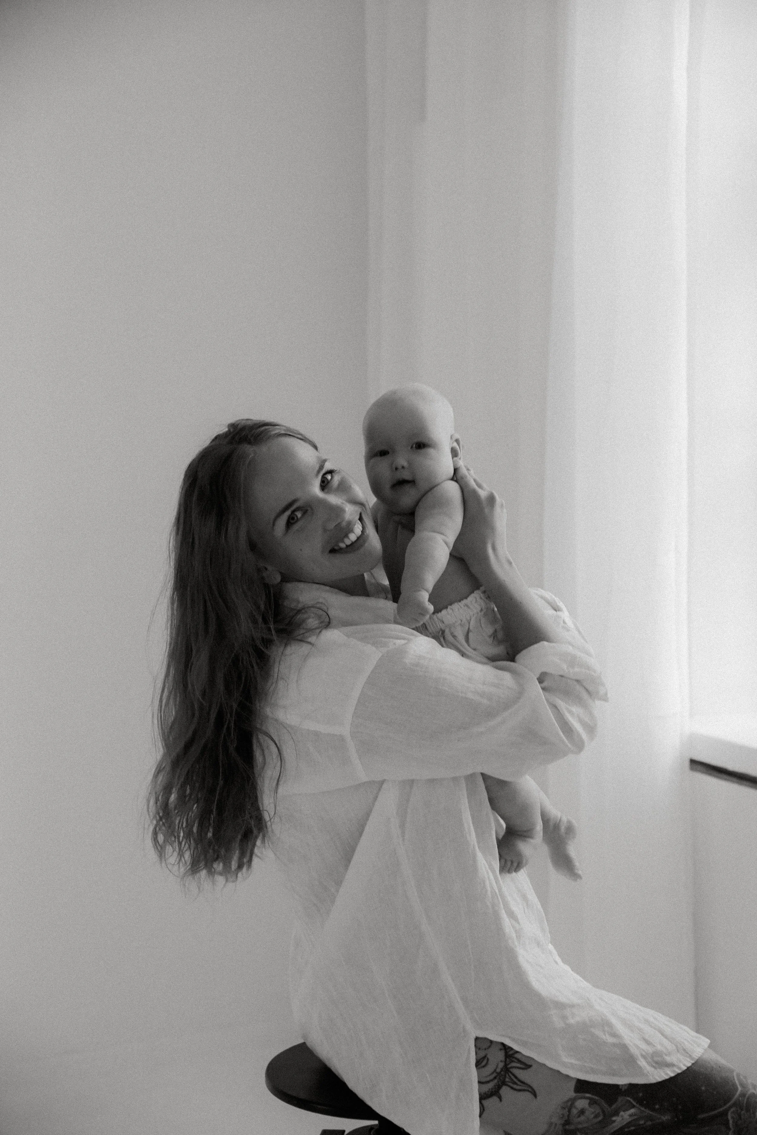 Heidi Väisänen kuvaa iloista äitiä ja hänen lastaan.